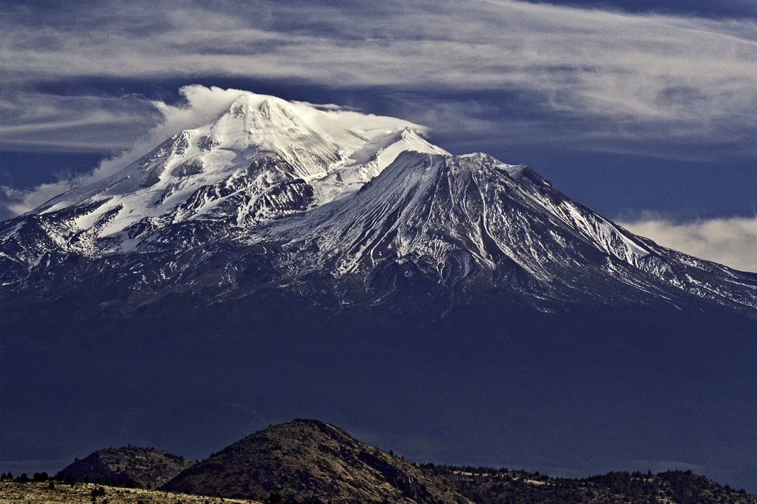[photo] Mt Shasta from Interstate 5, California, USA